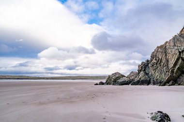 Ardara yakınlarındaki Maghera Sahili 'ndeki sahil ve mağaralar, Donegal Bölgesi - İrlanda.