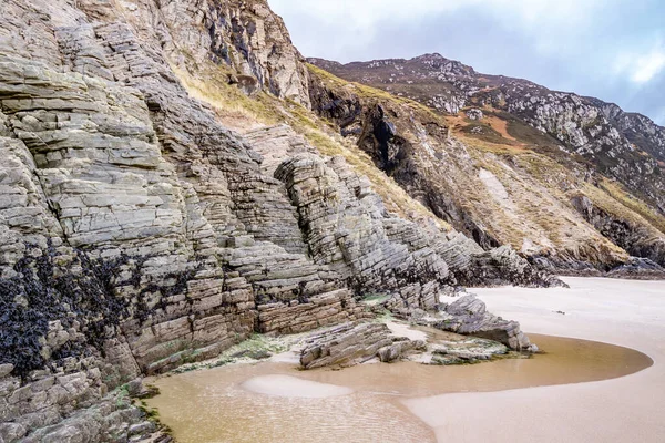 The beach and caves at Maghera Beach near Ardara, County Donegal - Ireland. — Stock Photo, Image