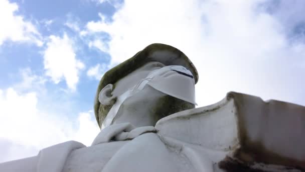 ARDARA, COUNTY DONEGAL - 13. MÄRZ 2020: Die von Redmond Herrity geschaffene Skulptur von John Doherty trägt während der Covid 19 Coronavirus-Pandemie eine Maske — Stockvideo