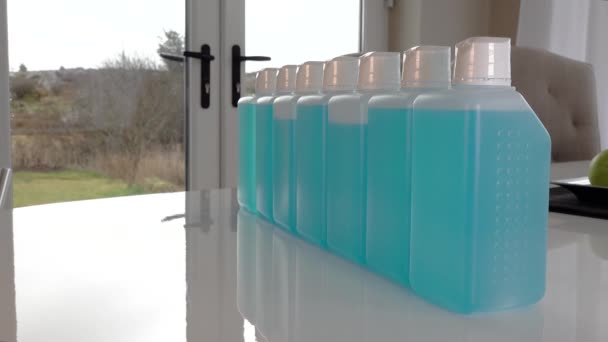 Zoomare in una raccolta di liquidi di disinfezione — Video Stock