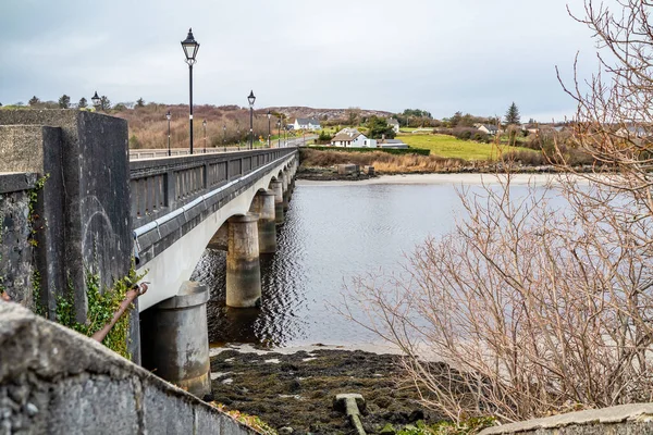 De brug naar Lettermacaward in county Donegal - Ierland — Stockfoto