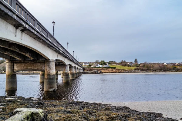 De brug naar Lettermacaward in county Donegal - Ierland — Stockfoto