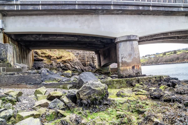 Die Brücke zum Lettermacaward im County Donegal - Irland — Stockfoto