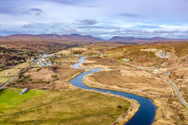 Donegal 'de Doochary ve Lettermacaward arasındaki Gweebarra Nehri' nin havadan görünüşü - İrlanda.