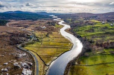 Donegal 'de Doochary ve Lettermacaward arasındaki Gweebarra Nehri' nin havadan görünüşü - İrlanda.