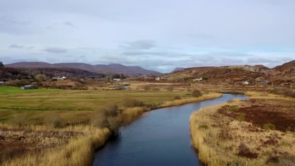 Luchtfoto van de rivier de Gweebarra tussen Doochary en Lettermacaward in Donegal - Ierland. — Stockvideo