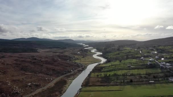 Flygfoto över floden Gweebarra mellan Doochary och Lettermacaward i Donegal - Irland. — Stockvideo