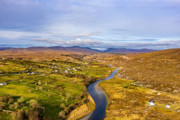 Вид с воздуха на реку Гвибарра между Духари и Леттермакарой в Донегале - Ирландия . — стоковое фото