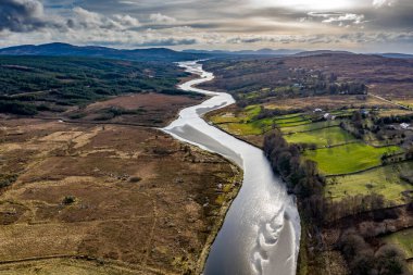 Donegal 'de Doochary ve Lettermacaward arasındaki Gweebarra Nehri' nin havadan görünüşü - İrlanda.