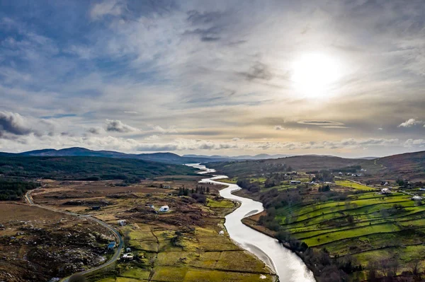 Вид з повітря на річку Ґвібарра між Духарі і Леттермаскар у Донегалі (Ірландія).. — стокове фото