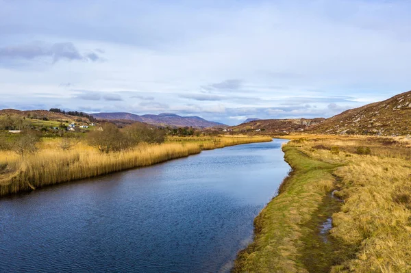 Veduta aerea del fiume Gweebarra tra Doochary e Lettermacaward nel Donegal - Irlanda . — Foto Stock