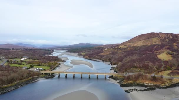 El puente a Lettermacaward en el Condado de Donegal - Irlanda . — Vídeo de stock