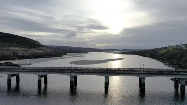 El puente a Lettermacaward en el Condado de Donegal - Irlanda . — Vídeo de stock