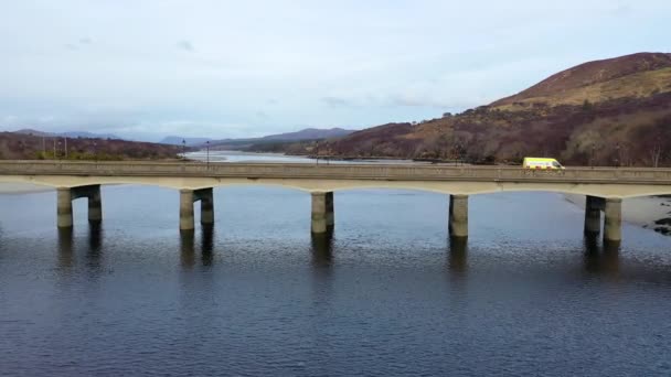 El puente a Lettermacaward en el Condado de Donegal - Irlanda . — Vídeo de stock