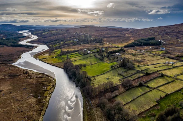 Veduta aerea del fiume Gweebarra tra Doochary e Lettermacaward nel Donegal - Irlanda . — Foto Stock