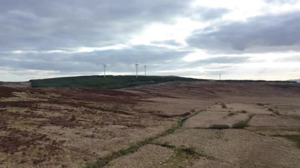 Vista aérea do parque eólico Clogheravaddy no condado de Donegal - Irlanda — Vídeo de Stock