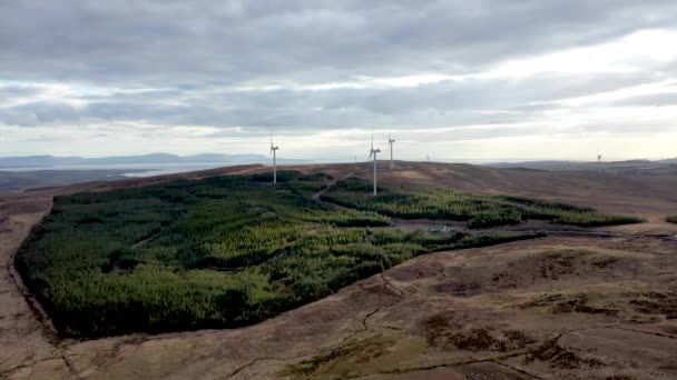 Vista aérea del parque eólico Clogheravaddy en el Condado de Donegal - Irlanda — Vídeos de Stock