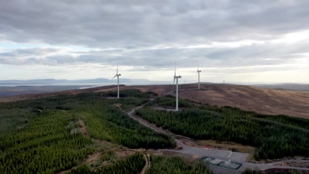 Vista aérea do parque eólico Clogheravaddy no condado de Donegal - Irlanda — Vídeo de Stock