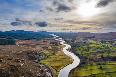 Donegal 'de Doochary ve Lettermacaward arasındaki Gweebarra Nehri' nin havadan görünüşü - İrlanda.