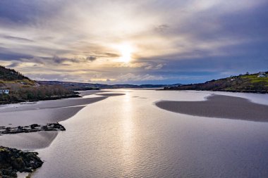 Donegal, İrlanda 'da Lettermacaward köprüsüne yakın gün batımı.