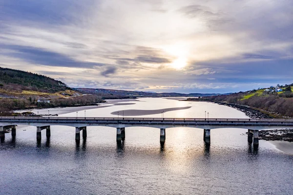 A ponte para Lettermacaward no Condado de Donegal - Irlanda . — Fotografia de Stock