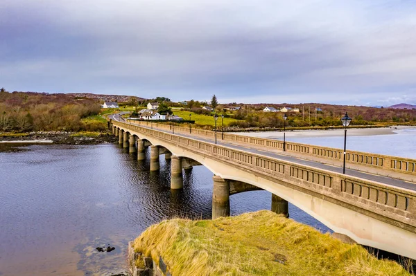 A ponte para Lettermacaward no Condado de Donegal - Irlanda . — Fotografia de Stock