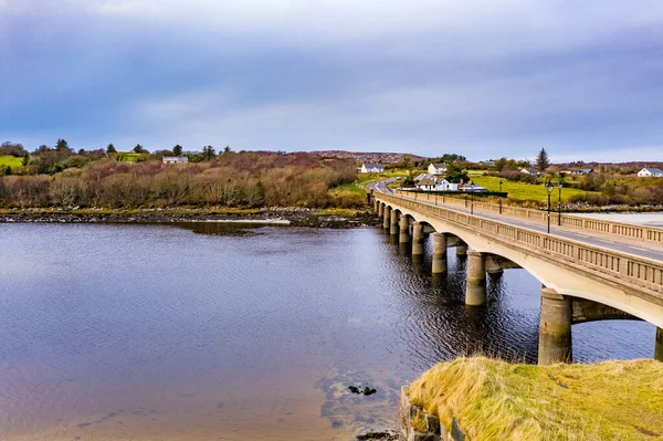Die Brücke zum Lettermacaward im County Donegal - Irland. — Stockfoto