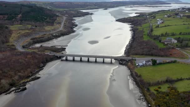 Most k Lettermacaward v hrabství Donegal - Irsko. — Stock video