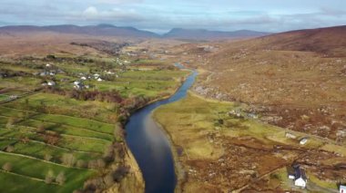 Donegal 'de Doochary ve Lettermacaward arasındaki Gweebarra Nehri' nin havadan görünüşü - İrlanda.