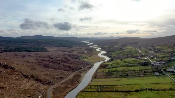 Letecký pohled na řeku Gweebarru mezi Doochary a Lettermacaward v Donegalu - Irsko. — Stock video