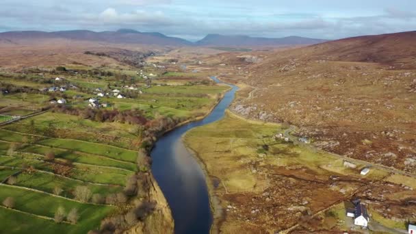 Вид з повітря на річку Ґвібарра між Духарі і Леттермаскар у Донегалі (Ірландія).. — стокове відео