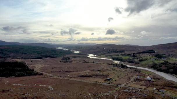 Luchtfoto van de rivier de Gweebarra tussen Doochary en Lettermacaward in Donegal - Ierland. — Stockvideo