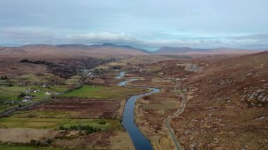 Donegal 'de Doochary ve Lettermacaward arasındaki Gweebarra Nehri' nin havadan görünüşü - İrlanda.