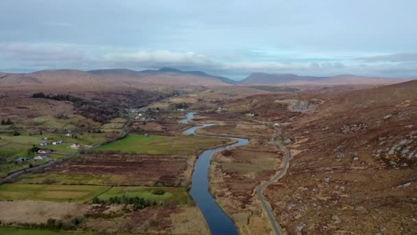 Donegal 'de Doochary ve Lettermacaward arasındaki Gweebarra Nehri' nin havadan görünüşü - İrlanda. — Stok video