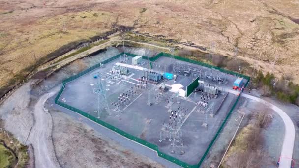 Imagen aérea de la subestación de transmisión de electricidad en el Condado de Donegal - Irlanda — Vídeo de stock