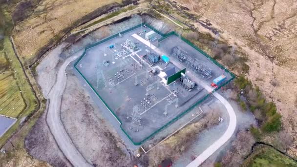 Imagem aérea da subestação de transmissão de electricidade no condado de Donegal - Irlanda — Vídeo de Stock