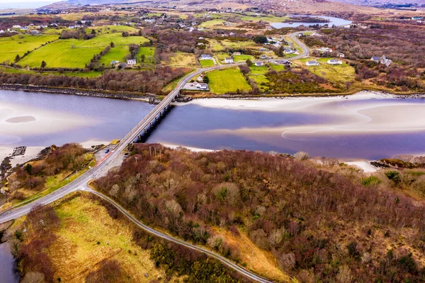 A ponte para Lettermacaward no Condado de Donegal - Irlanda . — Fotografia de Stock