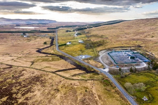 Luftbild eines Elektrizitäts-Umspannwerks in der Grafschaft Donegal - Irland — Stockfoto