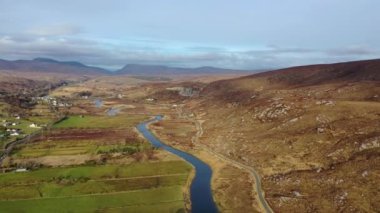 Donegal 'de Doochary ve Lettermacaward arasındaki Gweebarra Nehri' nin havadan görünüşü - İrlanda.