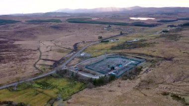 Donegal County, İrlanda 'daki elektrik aktarım istasyonunun hava görüntüsü.