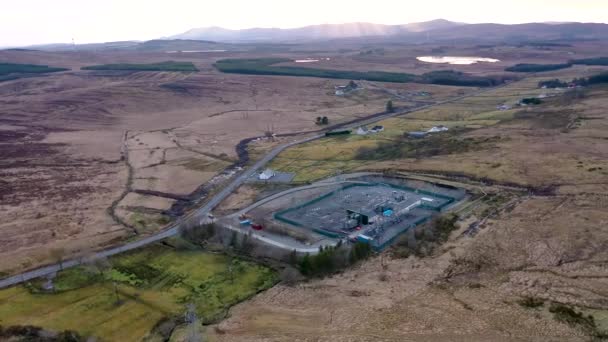 Donegal County, İrlanda 'daki elektrik aktarım istasyonunun hava görüntüsü. — Stok video