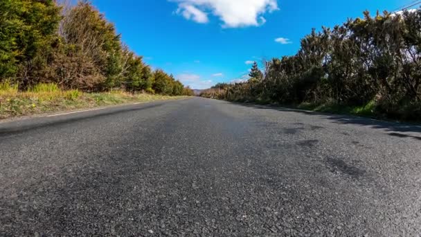 Άδεια επαρχιακή οδός στο County Donegal κατά τη διάρκεια της πανδημίας του Coronavirus - Ιρλανδία — Αρχείο Βίντεο