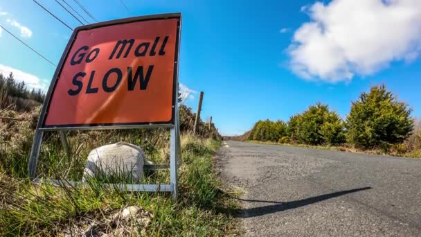 Carretera vacía en el Condado de Donegal durante la pandemia del Coronavirus - Irlanda — Vídeos de Stock