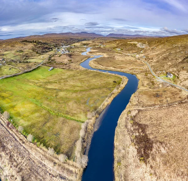 Вид с воздуха на реку Гвибарра между Духари и Леттермакарой в Донегале - Ирландия . — стоковое фото