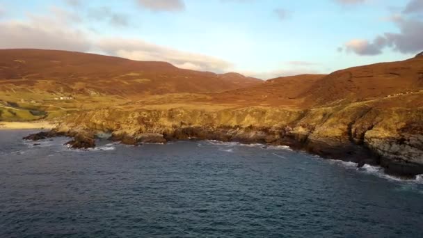 Vista aérea de la hermosa costa por Puerto en el Condado de Donegal - Irlanda — Vídeo de stock