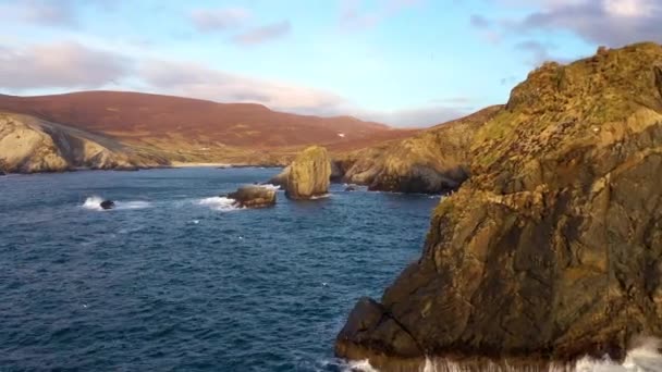 Widok z lotu ptaka na piękne wybrzeże przez port w hrabstwie Donegal - Irlandia — Wideo stockowe