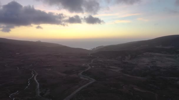 Flygfoto över den vackra kusten vid Port i grevskapet Donegal - Irland — Stockvideo