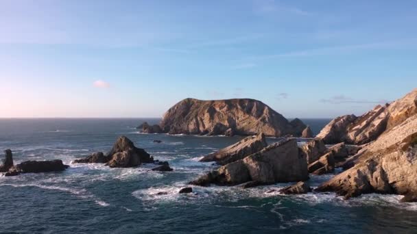 Vista aérea da bela costa pelo Porto no Condado de Donegal - Irlanda — Vídeo de Stock