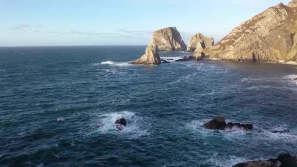 Vista aérea de la hermosa costa por Puerto en el Condado de Donegal - Irlanda — Vídeo de stock