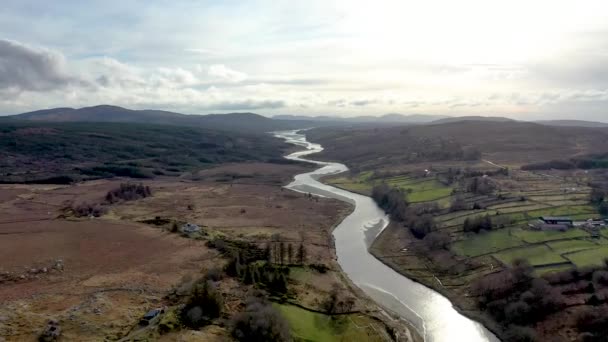 Widok z lotu ptaka na rzekę Gweebarra między Doochary i Lettermacaward w Donegal - Irlandia. — Wideo stockowe